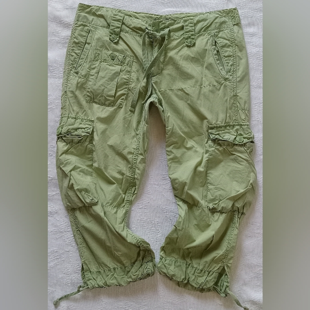 Women's AMERICAN EAGLE OUTFITTERS GREEN CARGO CAPRIS SIZE 8